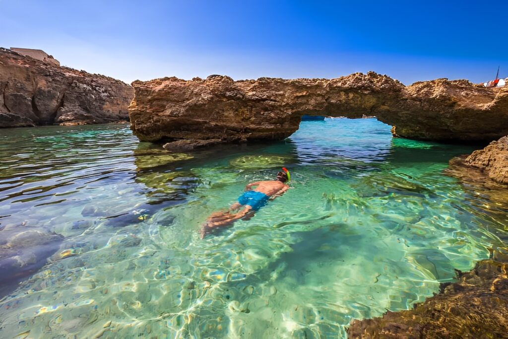 La Laguna Azul, una de las playas del archipiélago maltés, cerca de la isla de Comino.